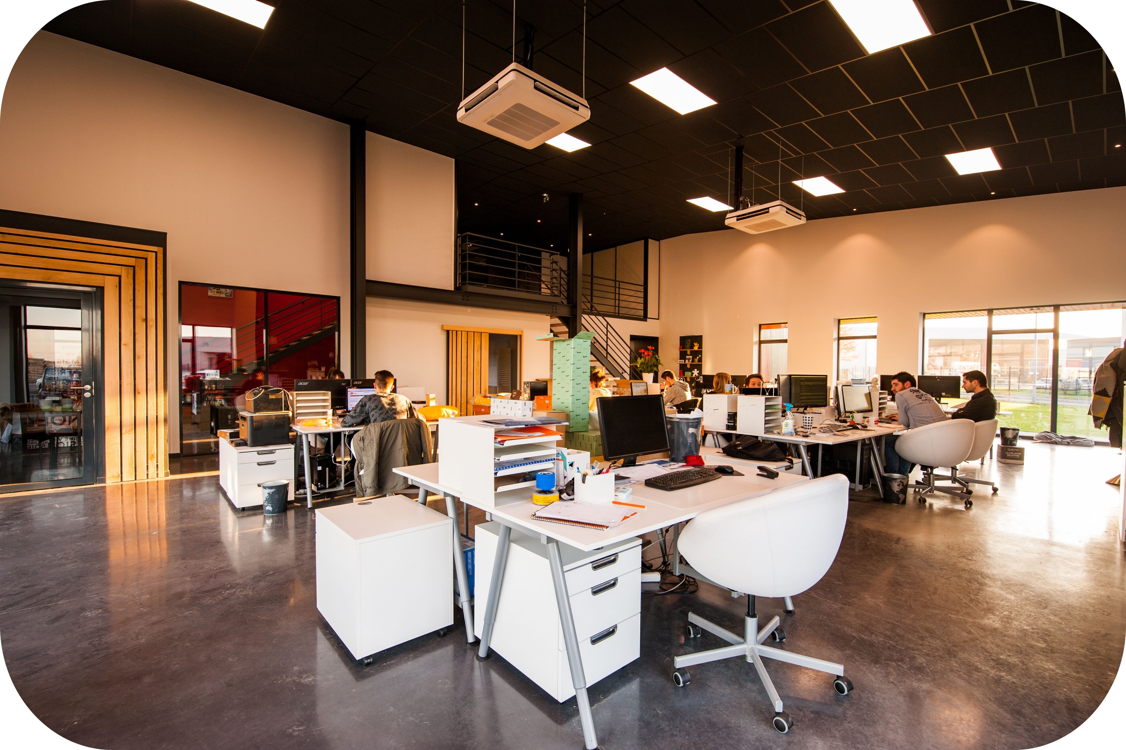 Desk Booking vs. Fixed Desks Which is Right for Your Office? — Powerbx